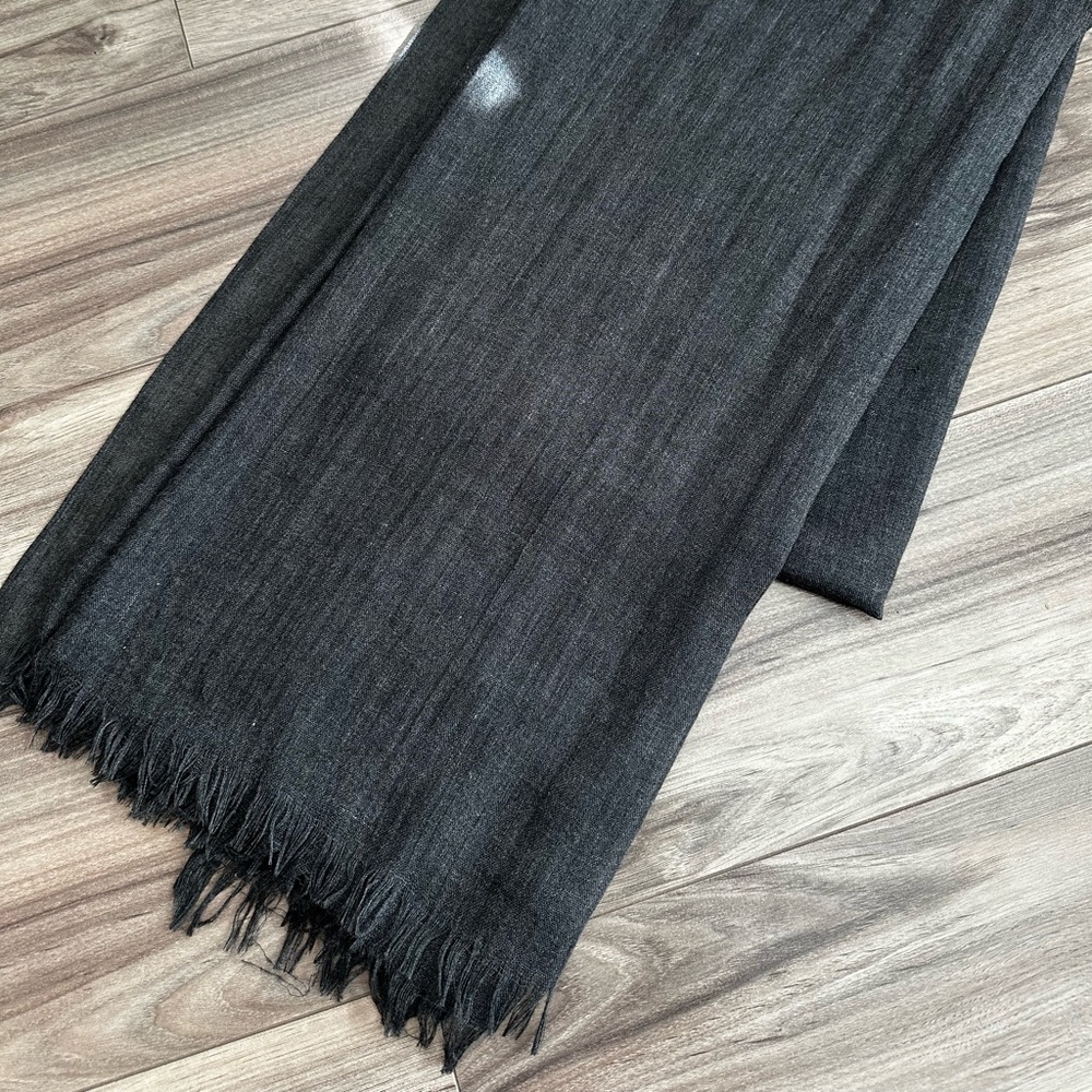 Basic grey scarf - Picture 2 of 3